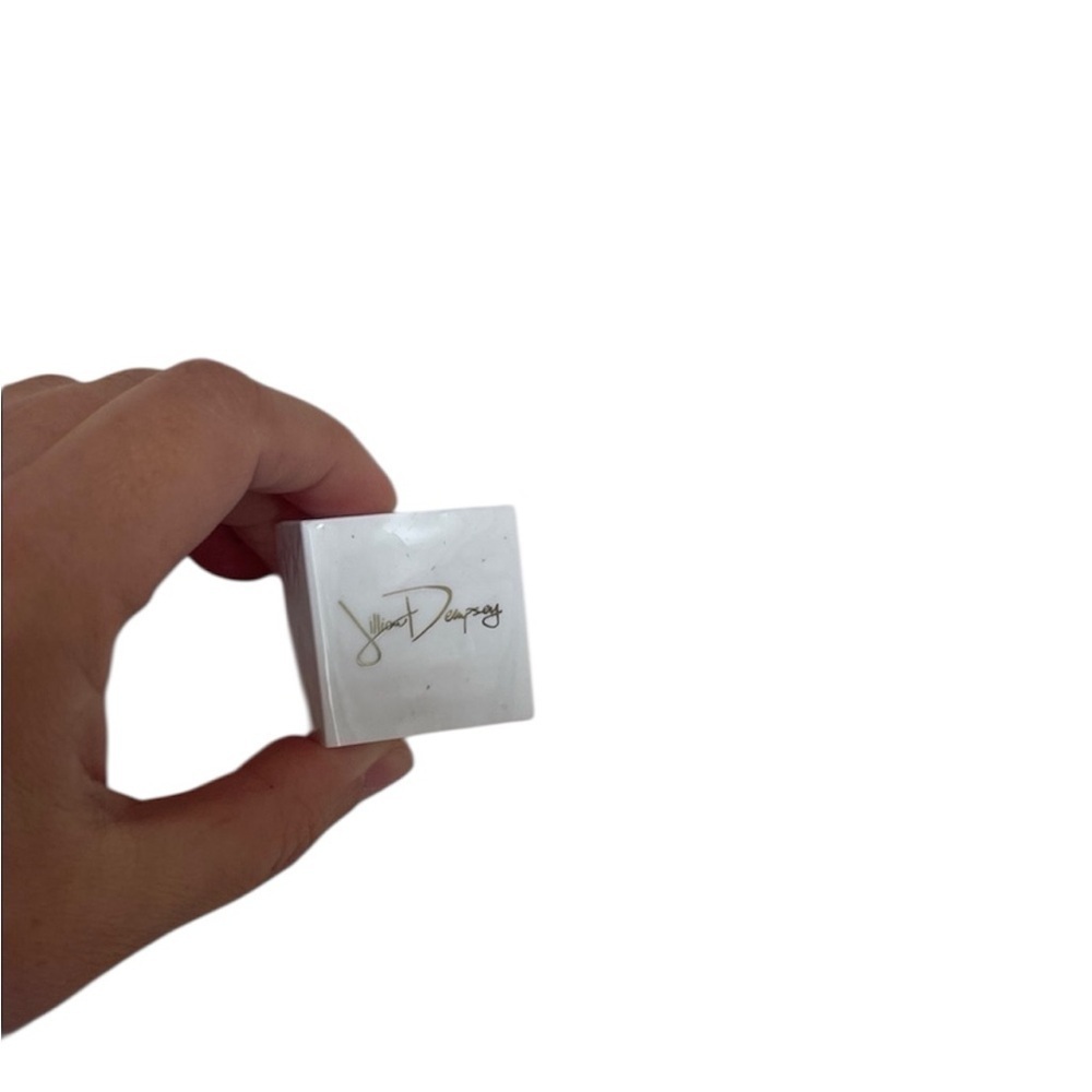 White eyeliner sharpener with Signature Logo - Picture 1 of 7